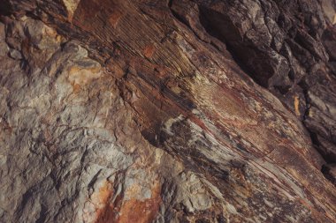 Doku, vahşi doğada kaya oluşumunu çatlattı. Rocky cliff. Soyut taş dokusu. Yüksek dağın dik yamacı. Doğa arka planı, jeolojik yapı. Vahşi doğadaki mermer kayalar. Granitin Ayrıntıları
