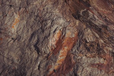 Doku, vahşi doğada kaya oluşumunu çatlattı. Rocky cliff. Soyut taş dokusu. Yüksek dağın dik yamacı. Doğa arka planı, jeolojik yapı. Vahşi doğadaki mermer kayalar. Granitin Ayrıntıları