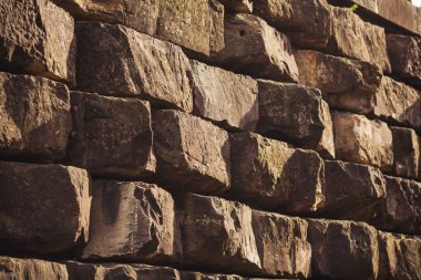 Güzel desenli, kuru taş bir duvarın yakın çekimi. Modern Biçim Tasarım Dekoratif Dekoratif Dekoratif Yapı İçin Çimento Yapımı İçin Çimento Kullanılan Gerçek Taş Duvar Yüzeyi Desenli Vinor Deseni.