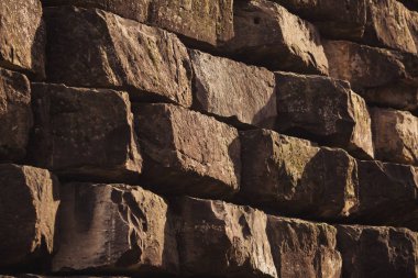 Güzel desenli, kuru taş bir duvarın yakın çekimi. Modern Biçim Tasarım Dekoratif Dekoratif Dekoratif Yapı İçin Çimento Yapımı İçin Çimento Kullanılan Gerçek Taş Duvar Yüzeyi Desenli Vinor Deseni.