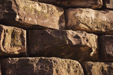 Güzel desenli, kuru taş bir duvarın yakın çekimi. Modern Biçim Tasarım Dekoratif Dekoratif Dekoratif Yapı İçin Çimento Yapımı İçin Çimento Kullanılan Gerçek Taş Duvar Yüzeyi Desenli Vinor Deseni.