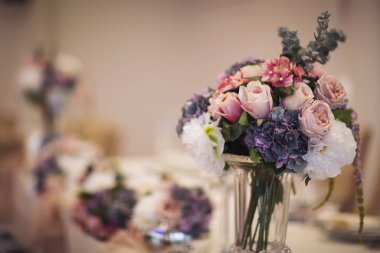 Düğün masalarının güzel çiçek süslemesi. Ziyafet masası ve dekorasyon. Masada çatal bıçak takımı var. Etkinlik partisi için masalar hazır. Lüks, zarif bir masa, bir restoranda yemek hazırlıyor..