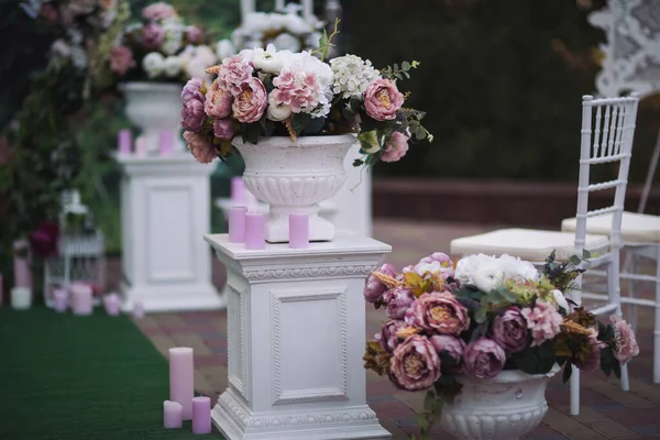 在夏季婚礼的过道上举行的婚礼上 鲜花盛开 华丽的花束布置 婚宴上漂亮的装饰餐桌 婚礼拱门后边花瓶里的漂亮花束 — 图库照片