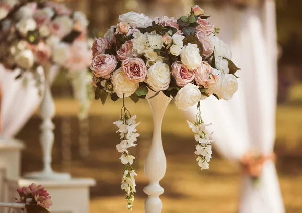 夏の結婚式の通路での結婚式の花屋 ラグジュアリーフラワーアレンジメント 結婚式の党のために置かれる美しい装飾されたテーブル 結婚式のアーチの背景にある花瓶の美しい花束 — ストック写真
