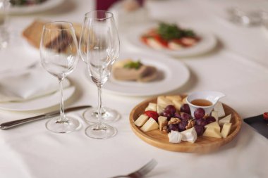 Yemek servisi. Yemekli restoran masası. Masada büyük miktarda yiyecek var. Tabaklar dolusu yemek. Yemek vakti, öğle yemeği. Farklı mezeler, meze, şarküteri, atıştırmalık, peynir, salata, börek..