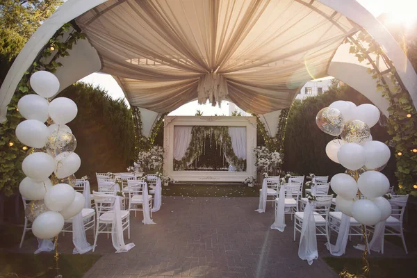 Wedding Arch Decorated Cloth Flowers Outdoors Beautiful Wedding Set Wedding — Stock Photo, Image