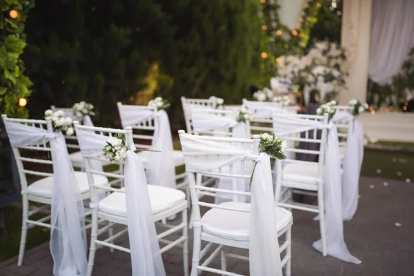 Ceremony Bosom Nature White Chairs Flowers Set Grass White Chairs — Stock Photo, Image