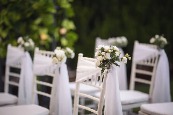 Ceremonia Łonie Natury Białe Krzesła Kwiatami Ustawione Trawie Białe Krzesła — Zdjęcie stockowe