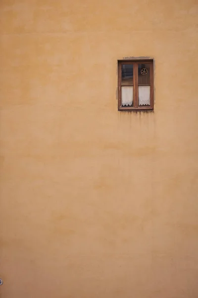 Жёлтый Фон Римской Текстуры Стен Италия Старое Окно Потрепанном Фасаде — стоковое фото