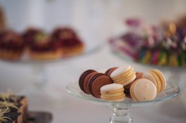 Masada, kokteyl partisinde ya da mağaza raflarında servis edilen birçok küçük sufle kekinin yakın çekim görüntüsü. Noel, doğum günü ya da düğün yemeği. Yemek servisi. Lezzetli tatlı.