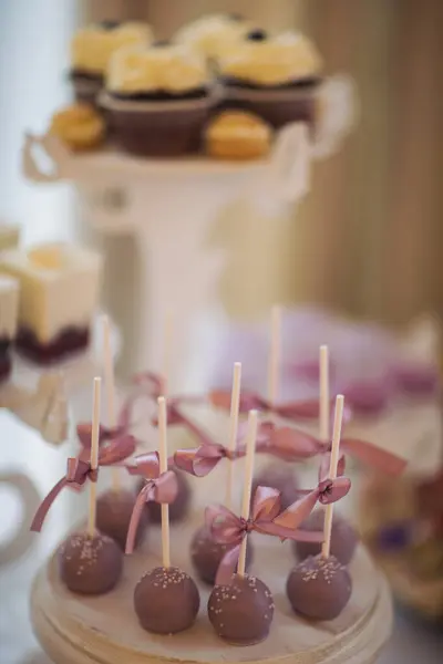 カクテルパーティーや店舗の棚にテーブルの上に置かれた多くの小さなスカートルケーキのクローズアップビュー写真 クリスマス 誕生日 結婚式のディナー ケータリング食品 おいしいデザート — ストック写真
