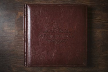 Kahverengi deri ciltli düğün fotoğrafları. Düğün fotoğrafı defteri, albüm aile albümü. Kabartmalı fotoğraf kitapları ve hakiki deriden bir kapak. Profesyonel bir fotoğrafçı ve tasarımcının hizmetleri.