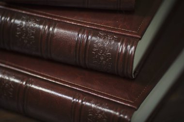 Kahverengi deri ciltli düğün fotoğrafları. Düğün fotoğrafı defteri, albüm aile albümü. Kabartmalı fotoğraf kitapları ve hakiki deriden bir kapak. Profesyonel bir fotoğrafçı ve tasarımcının hizmetleri.