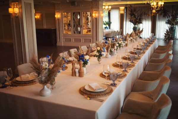 роскошная посуда красивая сервировка стола в ресторане. Стол в роскошном ресторане. Ресторан с роскошным ржавым декором. Вид на украшенный свадебный банкетный стол.