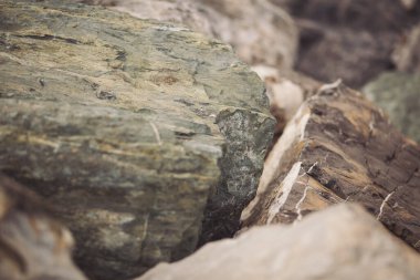 Dağ taşı deseni ve dokusu. Sert kayalık oluşumun düz olmayan yüzeyinin dokulu arkaplanı. Dolomitlerin minimalist manzarası Liguria, İtalya 'nın tipik taş dokusuna sahiptir.