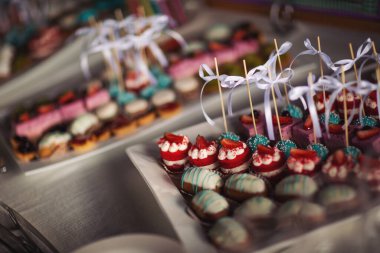 Şekerleme Düğün Etkinliği 'nde nefis pastalar. Çeşitli lezzetli tatlılar, kremalı kekler, böğürtlenler, krem şanti, şekerlemeler, şenlikli dekor, tatlı bar, şekerleme..