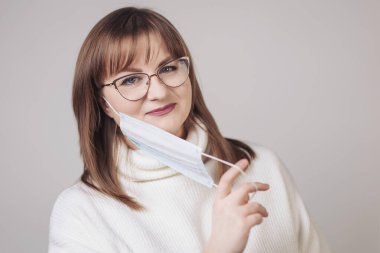 Koruyucu yüz maskesi takan bir kadın doktor ya da bilim adamının yakın çekimi. Solunum hastalığı. Tıp, meslek ve sağlık hizmetleri kavramı. Virüse karşı koruma.