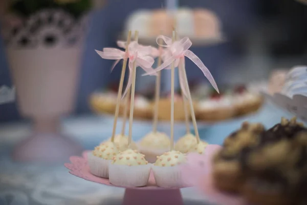 Läcker Dessert Tårta Med Färska Jordgubbar Hallon Och Mintblad Bankettbord — Stockfoto