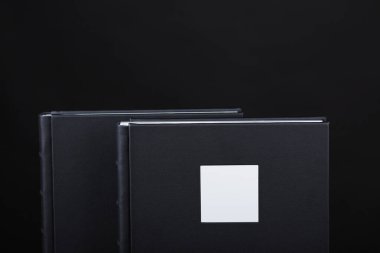 Siyah arkaplana karşı ciltli güzel bir deri kitap. Düğün fotoğrafları, aile albümleri. Siyah arka plan üzerine şık kitaplar. Gerçek deriden yapılmış bir fotobook 'un kapağının dokusu..