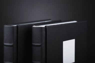 Siyah arkaplana karşı ciltli güzel bir deri kitap. Düğün fotoğrafları, aile albümleri. Siyah arka plan üzerine şık kitaplar. Gerçek deriden yapılmış bir fotobook 'un kapağının dokusu..