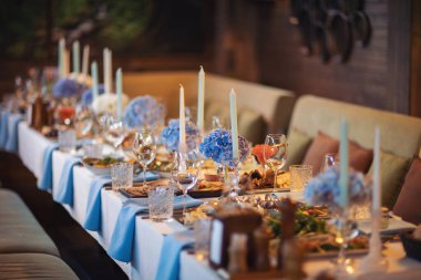 Düğün partisi için çok güzel dekore edilmiş bir masa. Düğün / Bebek için çiçekli duş süslemeleri. Seçici odaklı dekore edilmiş parti masasının arka planı. Lüks kutlamalarda dekor ve yemek.