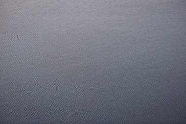 Su dokusu. Günbatımında Yansımalı Bir Nehrin Su Yüzeyi. Okyanusun yüzeyinde hafif dalgalanmalar ve ışık kırılması var. Su, göl, dalga, arka plan. Doğal Su Dokusu