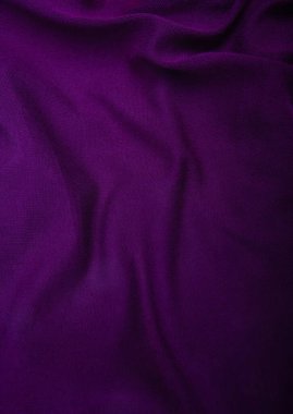 Mağaza için elbise dikmek için kullanılan buruşuk koyu mavi kumaş. Arka plan olarak tekstil kumaş polyester, örgü ya da pamuk kumaş dokusu. Örneklerin katalog fotoğrafı. 