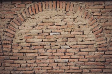 Boş Eski Tuğla Duvar dokusu. Boyanmış Duvar Yüzeyi. Grungy Wide Brickwall 'da. Grunge Red Stonewall arka planı. Zarar görmüş alçılı eski püskü bina cephesi. Soyut Web Afişi. Boşluğu Kopyala.