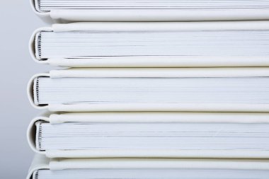 Gerçek deri kaplı bir yığın fotoğraf kitabı. Beyaz deri ciltli düğün fotokopileri. Aile albümü. Profesyonel bir fotoğrafçı ve tasarımcının hizmetleri. Gri siyah zemin üzerine şık kitaplar.