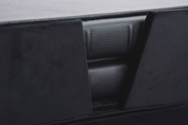 Yumuşak kumaşlı kutuda iki güzel deri kaplı siyah kitap. Düğün fotoğrafları, aile albümleri. Hediye olarak şık kitaplar. Gerçek deriden yapılmış bir fotobook 'un kapağının dokusu..