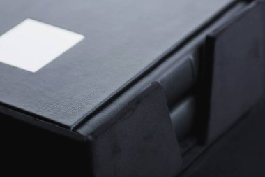 Yumuşak kumaşlı kutuda iki güzel deri kaplı siyah kitap. Düğün fotoğrafları, aile albümleri. Hediye olarak şık kitaplar. Gerçek deriden yapılmış bir fotobook 'un kapağının dokusu..