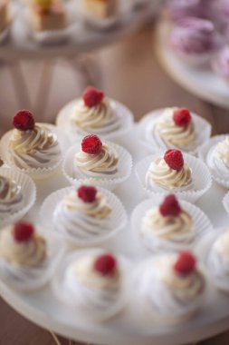 Kokteyl partisi ya da mağaza raflarında servis edilen pek çok küçük kek, şeker, meyve. Doğum günü veya düğün yemeği için çikolata. Yemek servisi. Lezzetli bir tatlı. Düğün yemeği masası.