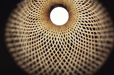 Bambu tavan lambasını kırpma yolu ile süslemek, Asılı sarı lamba, sıcak, hafif ahşap lamba. Bambu lambası Art Style. Açık yemek alanı için el yapımı bambu lambaları asıyorum. Ahşap lamba..