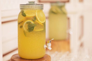 Yemek servisi. İş, düğün, yemek servisi. Yaz partisinde içkiler. Büyük limonata şişeleriyle servis masası ya da açık hava partisi için kokteyl. Kokteyl partisi..