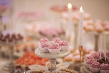 Kokteyl partisi ya da mağaza raflarında servis edilen pek çok küçük kek, şeker, meyve. Doğum günü veya düğün yemeği için çikolata. Yemek servisi. Lezzetli bir tatlı. Düğün yemeği masası.