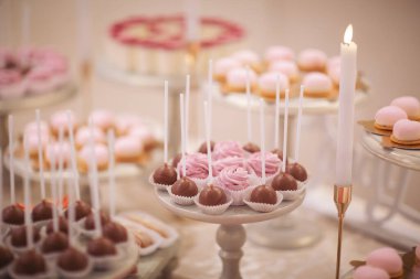 Kokteyl partisi ya da mağaza raflarında servis edilen pek çok küçük kek, şeker, meyve. Doğum günü veya düğün yemeği için çikolata. Yemek servisi. Lezzetli bir tatlı. Düğün yemeği masası.