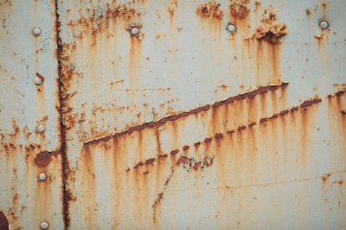 Paslı metal doku arka planı. Eski kirli duvar arka plan tasarımı. Renkli desen arka planda çatlak boya. Ağır paslı, soyulmuş metal dokusu. Soyut grunge duvar dokusu.