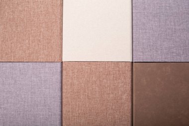 Fotoğraf kitapları için bir yığın kutu. Kumaş kaplı sert bir kutu. Aile albümü hediye olarak kutuda. Profesyonel bir fotoğrafçı ve tasarımcının hizmetleri. Beyaz siyah zeminde şık kutular.