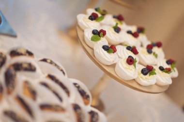 Masada, kokteyl partisinde ya da mağaza raflarında servis edilen birçok küçük sufle kekinin yakın çekim görüntüsü. Noel, doğum günü ya da düğün yemeği. Yemek servisi. Lezzetli tatlı.