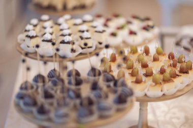 Masada, kokteyl partisinde ya da mağaza raflarında servis edilen birçok küçük sufle kekinin yakın çekim görüntüsü. Noel, doğum günü ya da düğün yemeği. Yemek servisi. Lezzetli tatlı.