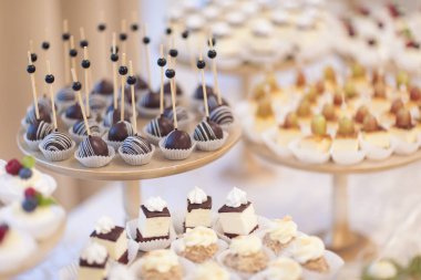 Masada, kokteyl partisinde ya da mağaza raflarında servis edilen birçok küçük sufle kekinin yakın çekim görüntüsü. Noel, doğum günü ya da düğün yemeği. Yemek servisi. Lezzetli tatlı.