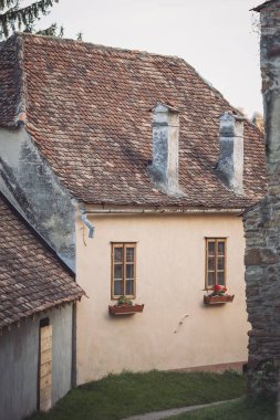 Romanya 'nın Sibiu kentinin güzel sokakları, renkli evlerle dolu. Şehirdeki küçük evler. Sibiu 'daki Eski Şehir sokaklarındaki güzel tarihi evler. Transilvanya. Romanya.