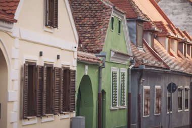 Romanya 'nın Sibiu kentinin güzel sokakları, renkli evlerle dolu. Şehirdeki küçük evler. Sibiu 'daki Eski Şehir sokaklarındaki güzel tarihi evler. Transilvanya. Romanya.