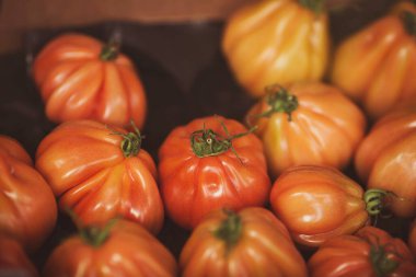 Vitamin dolu kırmızı domatesler. İçleri mükemmel ve yumuşaktır. Biftek ya da Biftek Biftek Biftek Domatesi denen bir kutu domates. Kırmızı domatesler Albenga Ingrid ya da Bullish Heart 'ı sınıflandırır.