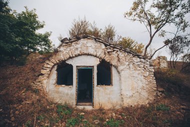 Rosietici, Moldova 'da terk edilmiş eski bir yeraltı evi. Harap olmuş eski bir ev. Zamanla yıkılan bir ev.. 