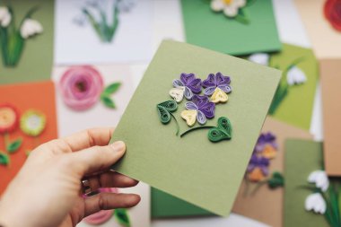 Menekşe çiçekli kalem kartı. Kadın tebrik kartı hazırlıyor. El yapımı kağıt tüy dökme tekniği. Evde el işi. Hobi, ev ofisi..
