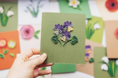 Menekşe çiçekli kalem kartı. Kadın tebrik kartı hazırlıyor. El yapımı kağıt tüy dökme tekniği. Evde el işi. Hobi, ev ofisi..