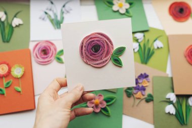 Gül çiçekli el yazısı. Kadın tebrik kartı hazırlıyor. El yapımı kağıt tüy dökme tekniği. Evde el işi. Hobi, ev ofisi..