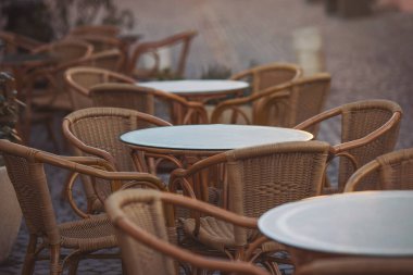 Kafe kafe restoranının terasında. Tahta sandalyeler ve masalar. Açık teras konsepti. Sığ odaklanma. Uzayı kopyala Antika sandalyeleri ve masaları olan eski moda boş kafe terası. Çatı katı tarzı kafe.