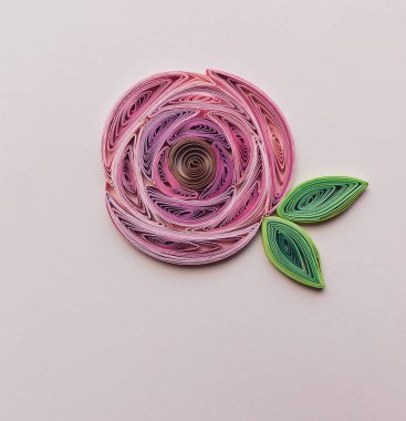 Pembe gül çiçekli tüy kalem kâğıdı. Kağıt kalem tekniğindeki tebrik kartlarından yapılmış bir el. Evde el işi. Hobi, ev ofisi. metin için boşluk kopyala.